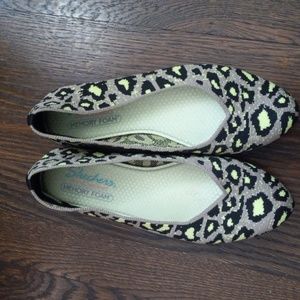 Ladies flat shoes brand new Size 9  Skechers air cooled memory foam